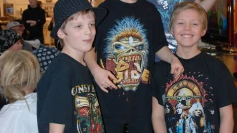 Med den rätta rock-looken och leklusten spelande i ögonen ger sig pojkarna in i tävlingen. Samuel Larsson, Anton Resin, Joel Öberg-Koivumaa och Petrus Lindvall är laddade.Foto: Susanne Jansson