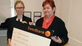 Sofia Jannok tilldelades ett kulturstipendium av S-kvinnorna i Norrbotten som representerades av Yvonne Köhler.
