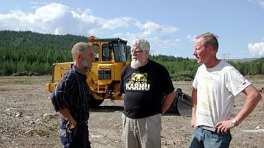 Ny bilsportbana anläggs i Vuollerim. Här i skogen byggs den nya tävlingsbanan. Tre aktivister framför en traktor. Fotograf: Marie Ridderström