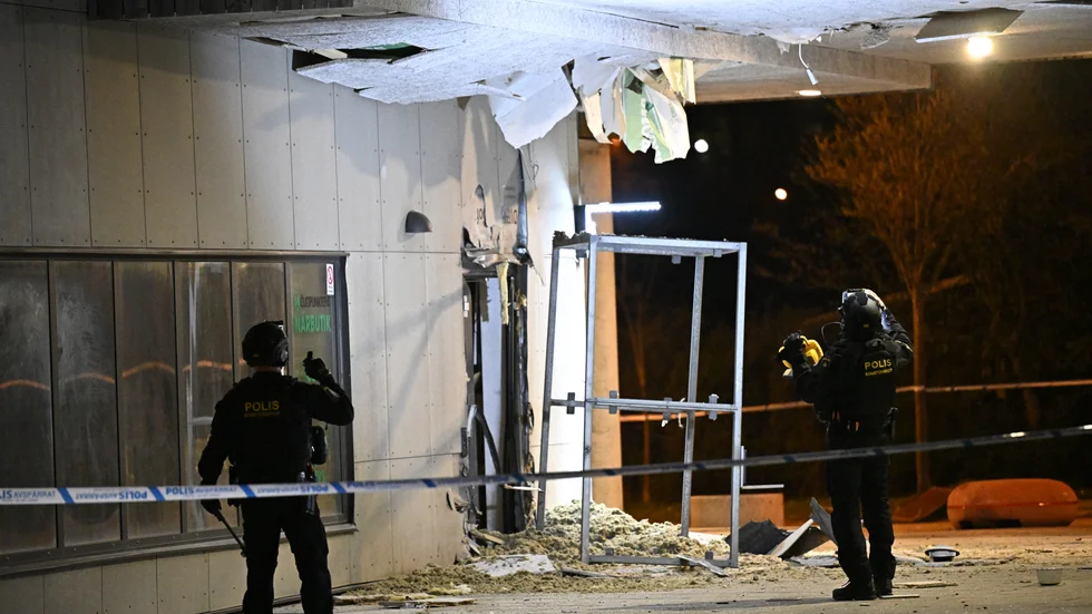 Polisens bombtekniker vid en butik i Helsingborg efter en explosion i en butik natten till måndagen.