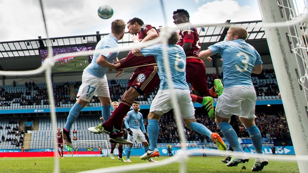 Allsvensk match 2016 mellan Djurgården och Malmö FF. Mathias Ranegie och Rasmus Bengtsson nickar ihop och båda fick utgå med befarade hjärnskakningar.
