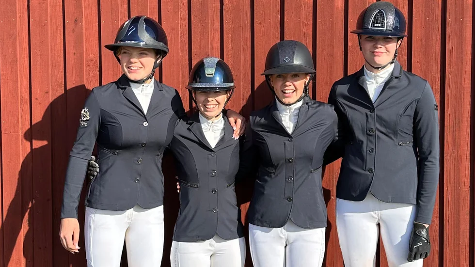 Tärnö Hästsportklubb tog sig till semifinal i elitserien efter fina ritter i helgen. Söndagens lag såg ut så här, från vänster Junie Ratcovich, Elin Lundin, Filippa Ratcovich och Nora Andersson.