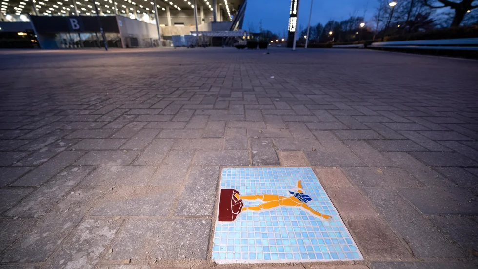 Zlatanstatyn är tillbaka vid Stadion i Malmö, i annorlunda form. På tisdagsmorgonen tog kommunen bort mosaikplattan.