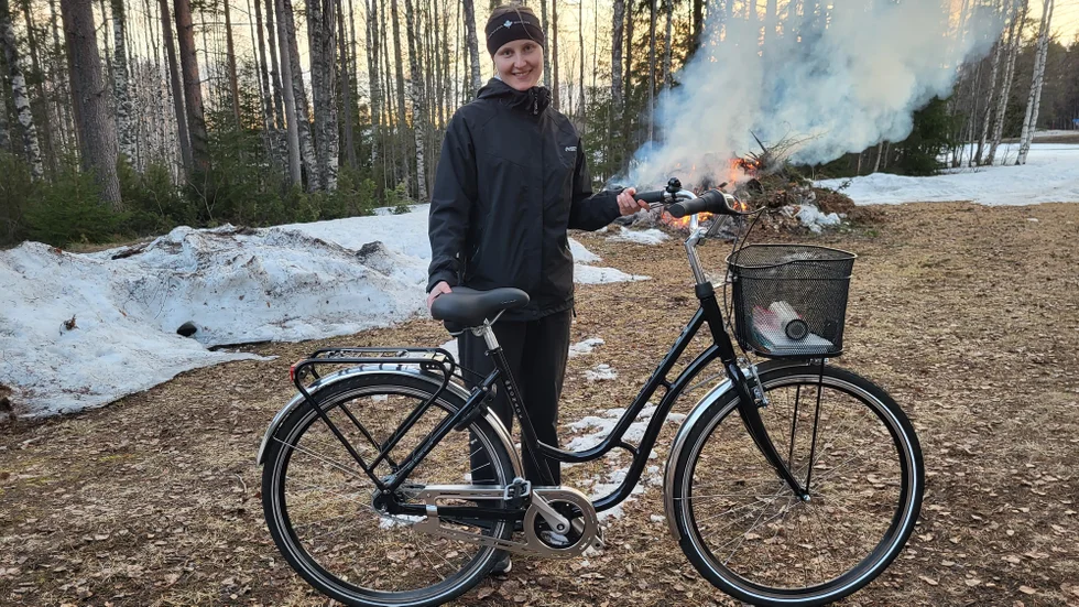 Rebecka Lund, Piteå, glad vinnare av en ny cykel vid hembygdsföreningens valborgslotteri i Yttersta.