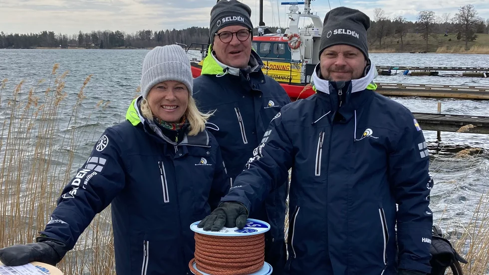 Sail Center är ett företag i Loftahammar som bland annat jobbar med segelmakeri, riggservice, linor och splitsjobb. Här ses Anneli Cronstrand, Mikael Andersson och Fredrik Blitz.