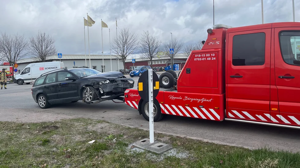 En bil bärgades efter krocken i Boländerna under fredagsförmiddagen.