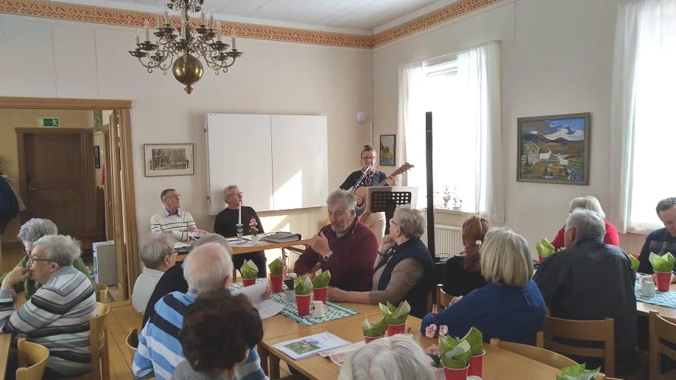 Trubaduren Britt Nilsson underhöll när PRO Töre höll årsmöte.