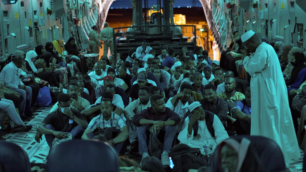 150 personer lämnade Sudan på lördagsmorgonen med det flygplan av typen C-17 Globemaster som kommit med nödhjälp till landet.