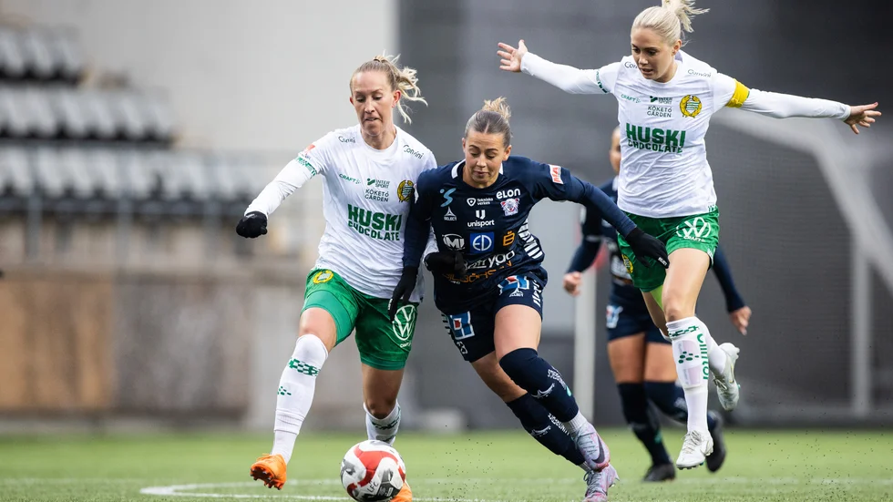 230424 Hammarbys Julia Roddar och Alice Carlsson mot Linköpings Cornelia Kapocs under fotbollsmatchen i Damallsvenskan mellan Linköping och Hammarby den 24 april 2023 i Linköping. 
Foto: Peter Holgersson / BILDBYRÅN / COP 102 / PH0185