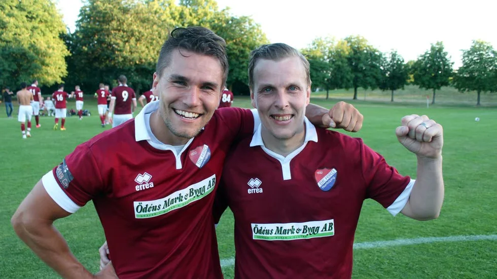 Hirds första seger. Alen Tahirovic och Fredrik "Pajen" Nilsson jublar över säsongens första seger. Norrköpingslaget har börjat röra på sig i östra fyran.