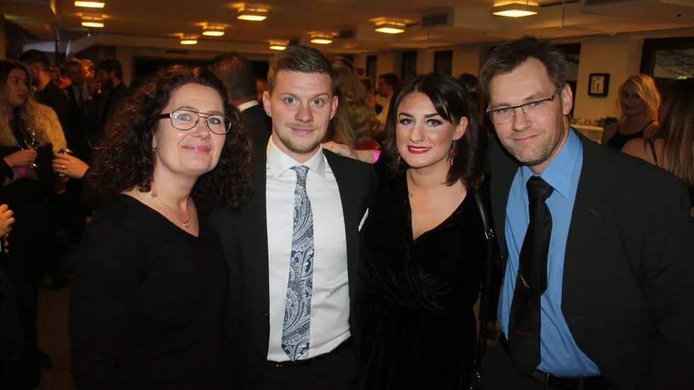 Slutet på säsongen. Eva Malm, Sam Larsson, Evelina Larsson och Mikael Andersson är redo för Malmens FF:s egen fotbollsgala på restaurang Oscar i Tornby i Linköping. Här gjorde även Östgöta medias videoserie sitt säsongsavslut.