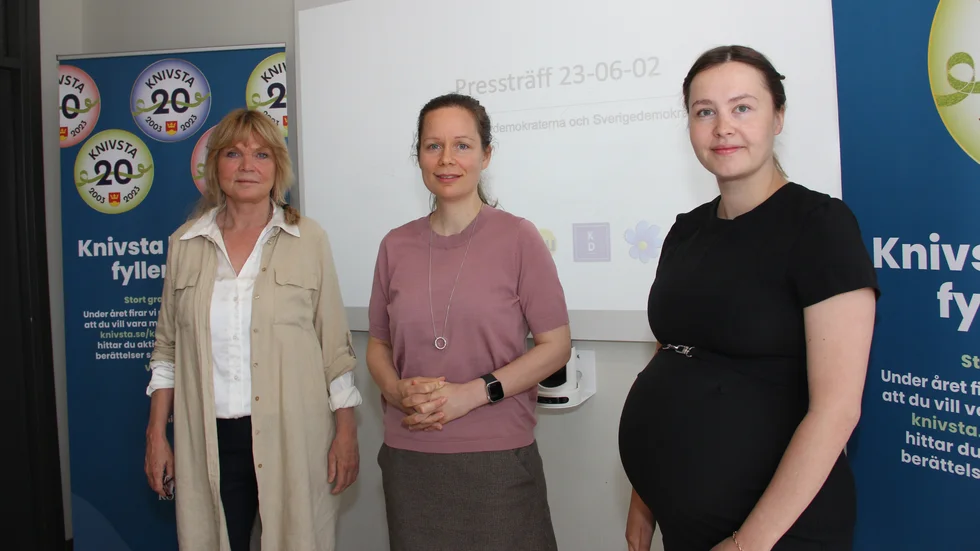 Monika Lövgren (SD), Matilda Hübinette (Knivsta.nu) och Mimmi Westerlund (KD) säger att den som ser vildsvin eller ställen där de bökar gärna får rapportera in det till viltvårdarna genom kommunens hemsida.