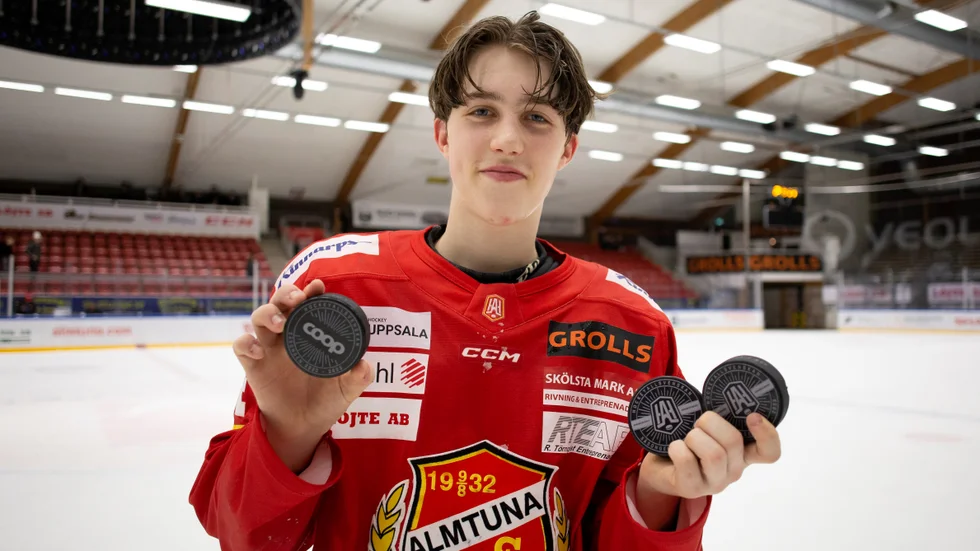 Filip Ekberg med "beviset" på sina tre mål i sin debutmatch i Almtunas a-lag i mars. Därefter ville alla prata med honom.