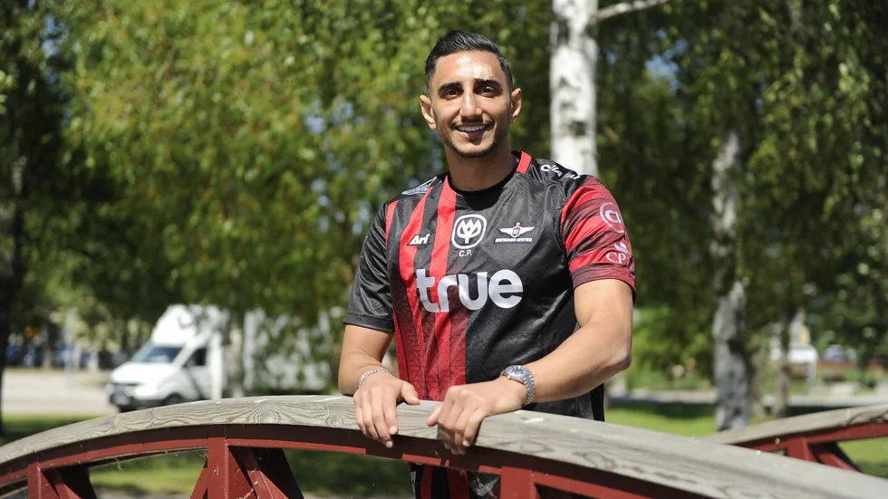 Mahmoud Eid är i Sverige igen efter en lyckad proffssäsong i Thailand. Det gav redan innan säsongen var över ett nytt tvåårskontrakt. Eid stämmer in i hyllningarna till Zlatan Ibrahimovic.