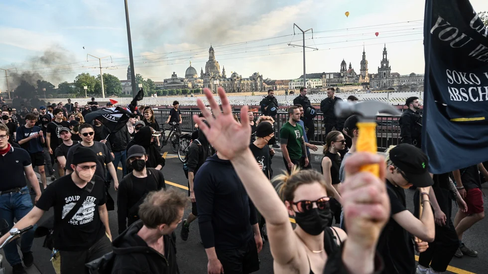 Protester bröt ut i flera tyska städer sedan aktivister från extremvänstern dömts för att ha deltagit i en attack mot en nynazist. Bild från Dresden.