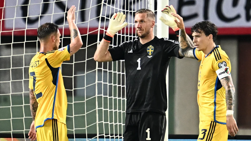 Victor Nilsson Lindelöf, till höger, klappar om Robin Olsen.