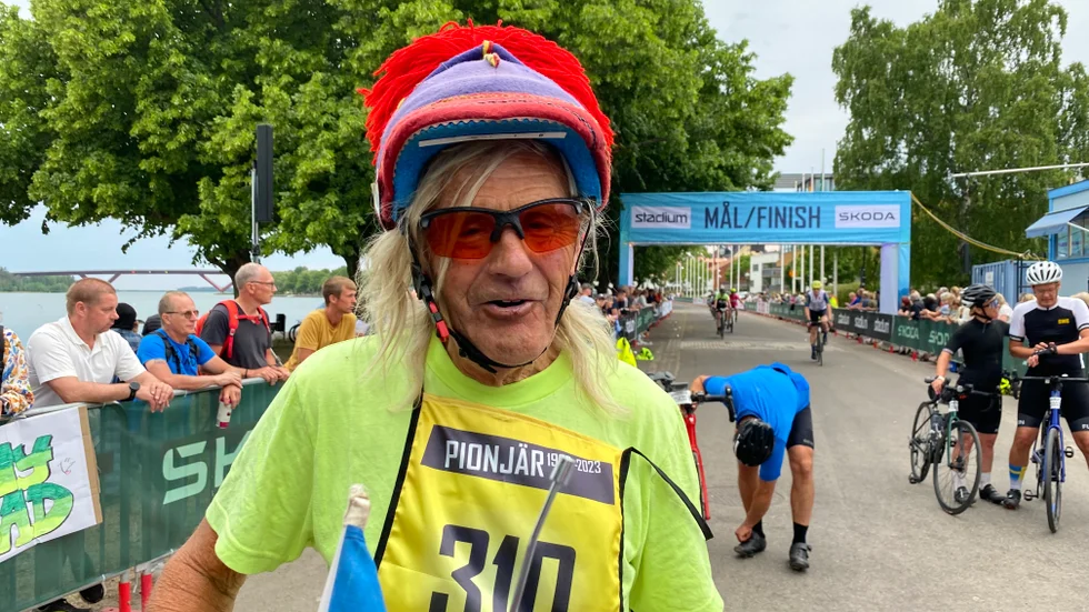 Sviten håller. Stig Johansson, den ende kvarvarande som åkt alla Vätternrundor, kom i mål strax före åtta på dryga 24 timmar. "Det känns jättebra, inga problem", sade Stig när han applåderades av publiken.
