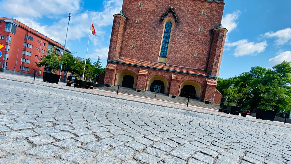 Stenläggningen utanför Klosters kyrka på Strandgatan ska göras om.