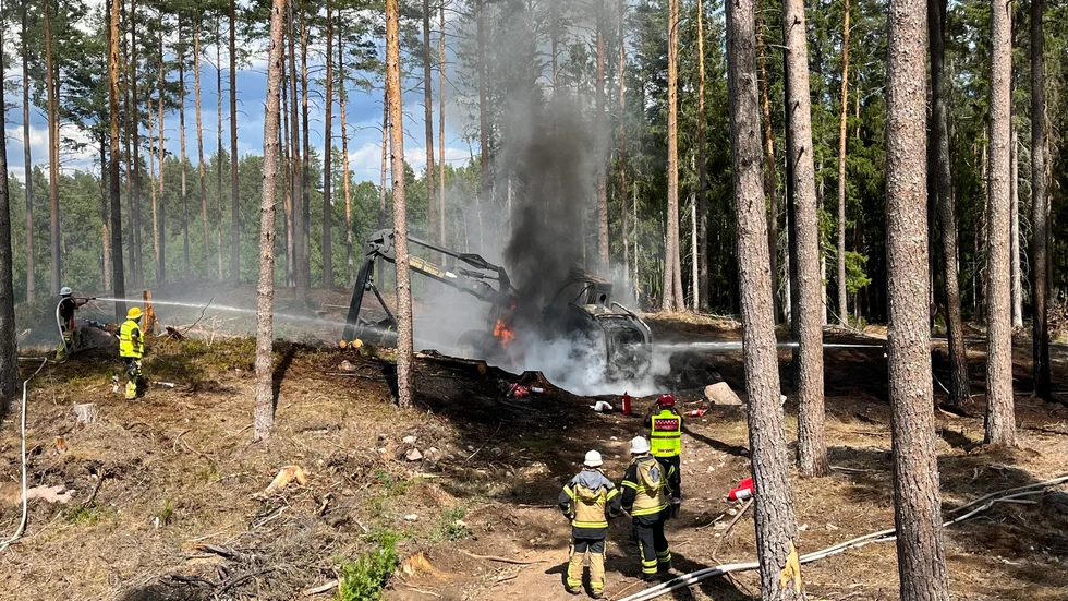 Brandmännen jobbar för fullt.