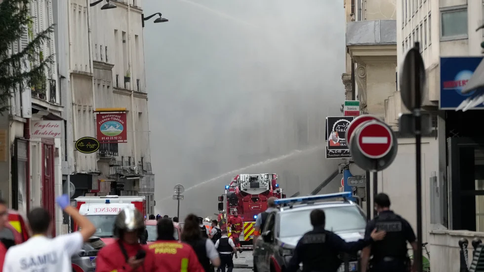 Räddningstjänsten bekämpar branden i Paris.