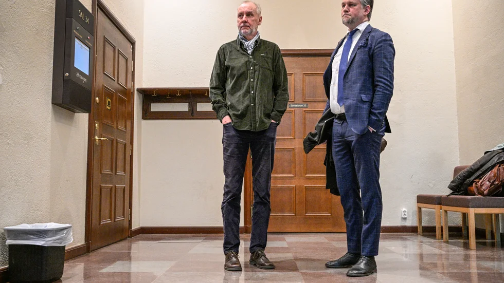 Håkan Nesser tillsammans med sin advokat Conny Cedermark under rättegången i Stockholms tingsrätt. Arkivbild.