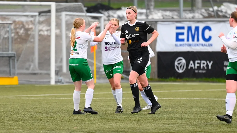 Mika Stööph (till höger) firar det avgörande mål i derbyt mellan Skellefteå FF och Morön BK.

