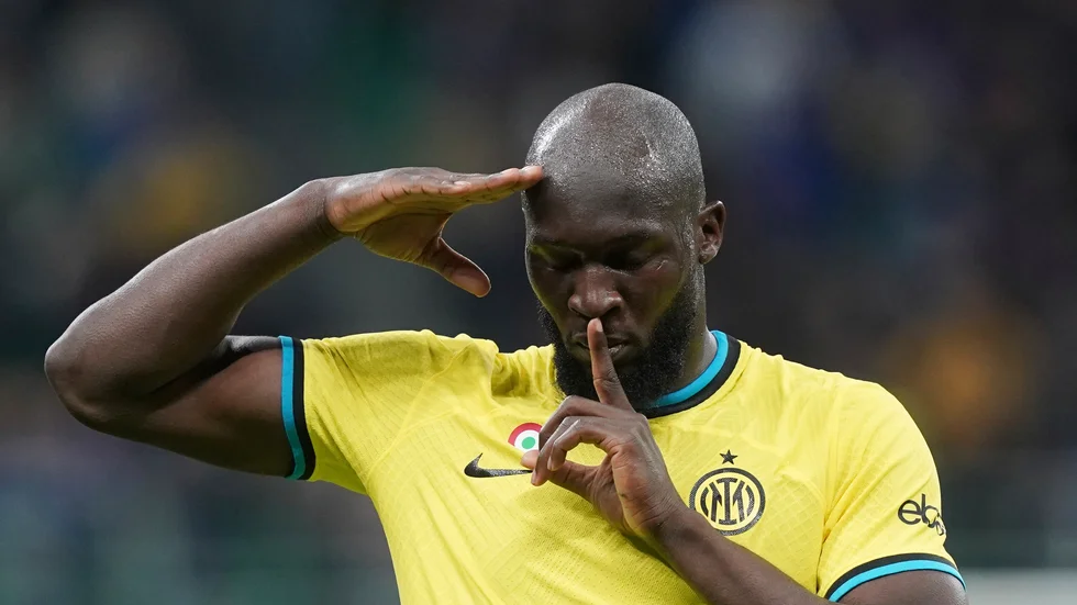 Inters Romelu Lukaku firar ett av sina två mål i helgens ligamatch (4–2) mot Sassuolo.