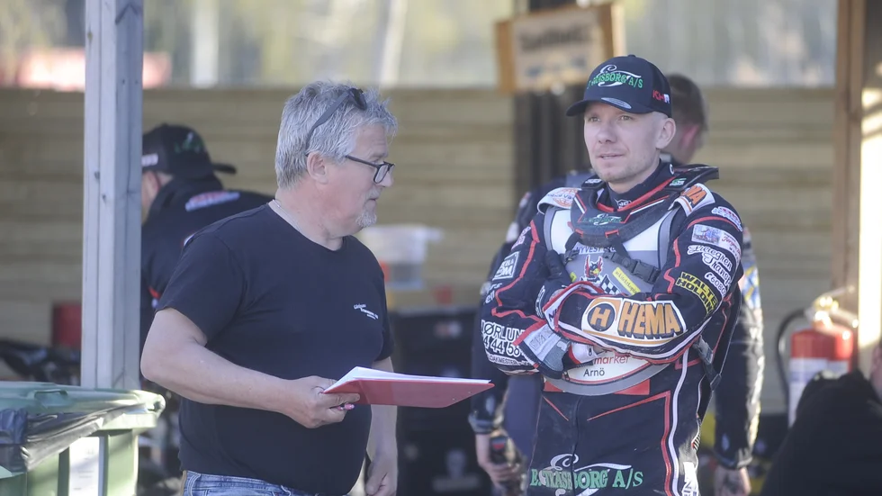 Kenneth Hansen och hans goda vän Mats Boström, lagledare för Griparna. 