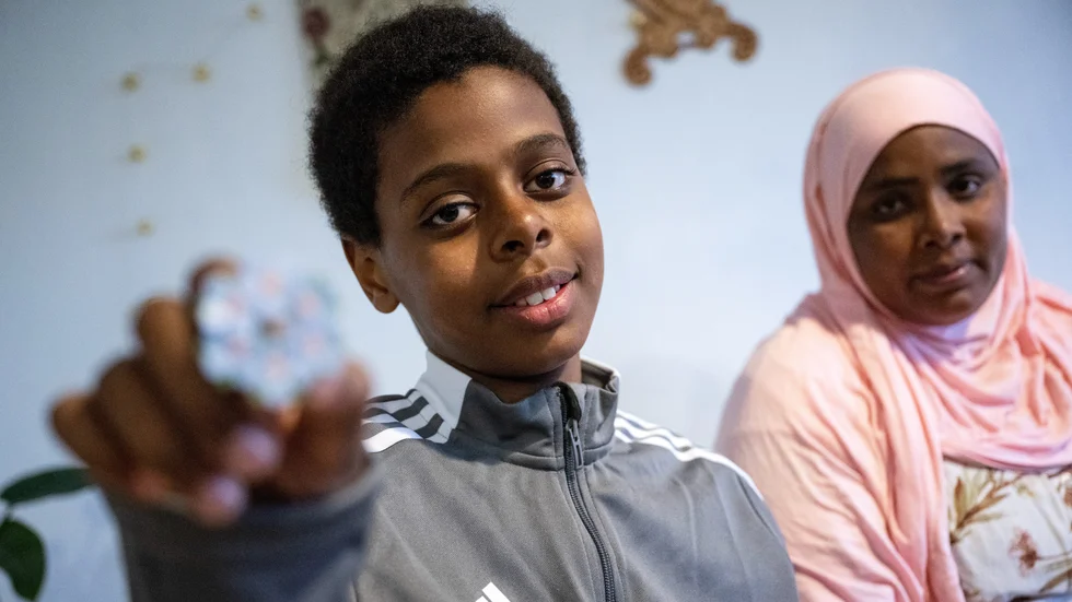 Majblomsförsäljaren Murhaf Hamid fotograferad med mamma Aliya i Glimåkra i tisdags. Tolvåringen hade på torsdagseftermiddagen sålt majblommor för cirka 4,5 miljoner kronor.