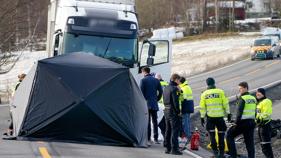 Polisutredare vid olycksplatsen utanför Hamar.