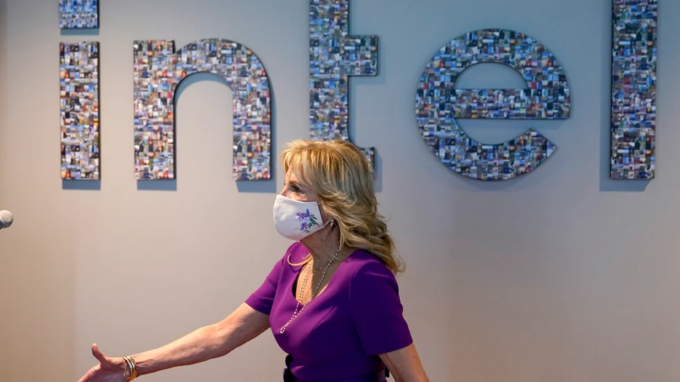 Jill Biden, president Joe Bidens fru, besökte Intel i mars i fjol. Arkivbild.