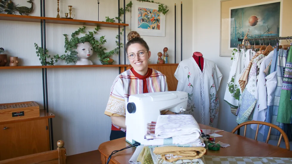 "Det har inte varit så mycket att vi har lärt oss sömnad, utan mer det kreativa skapandet som stått i fokus. Och skapa av sånt som redan finns, det vi har", berättar Evelina Fooladi om kursen hon går.