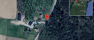 En personbil i singelolycka