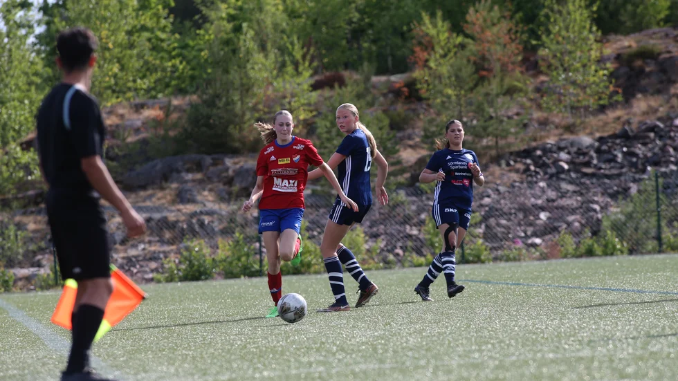 Amelie Fritshammar har precis dribblat av en Katrineholmsspelare som kastar en lång blick på den snabba Borenspelaren.