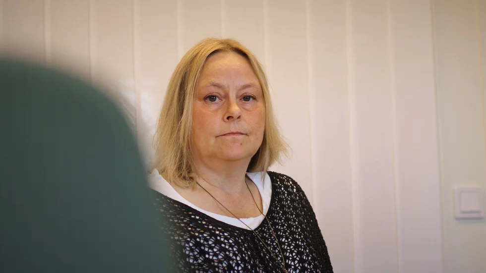 Fyra anställda inom socialförvaltningen i Motala kommun utreds för otillåtna slagningar. "Vi har förlängt avstägningen i en månad", säger Pernilla Thunander, socialdirektör.