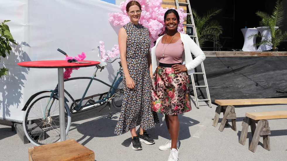 Jennie Grute och Åsa Sandberg från Medveten Konsumtion är själva riktiga återbrukare. Hela Åsas outfit är second-hand och Jenny har en klänning som hängt med riktigt länge.