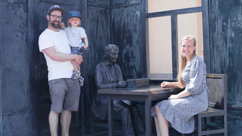 Den tyska familjen Röber besökte Astrid Lindgren-statyn.