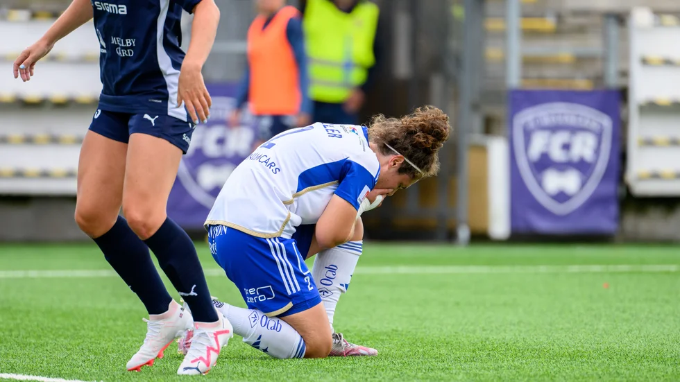 Shannon Woeller tar sig för ansiktet. IFK Norrköping förlorade matchen borta mot FC Rosengård med 2-1.