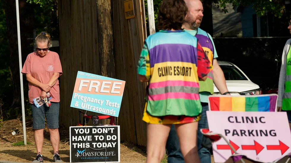 En abortmotståndare protesterar utanför en abortklinik i USA. Arkivbild.