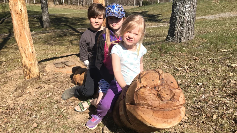 Enna Rehnström, Alicia Karlsson och Luna Jussi vilar efter att ha gått ett varv på banan.  
