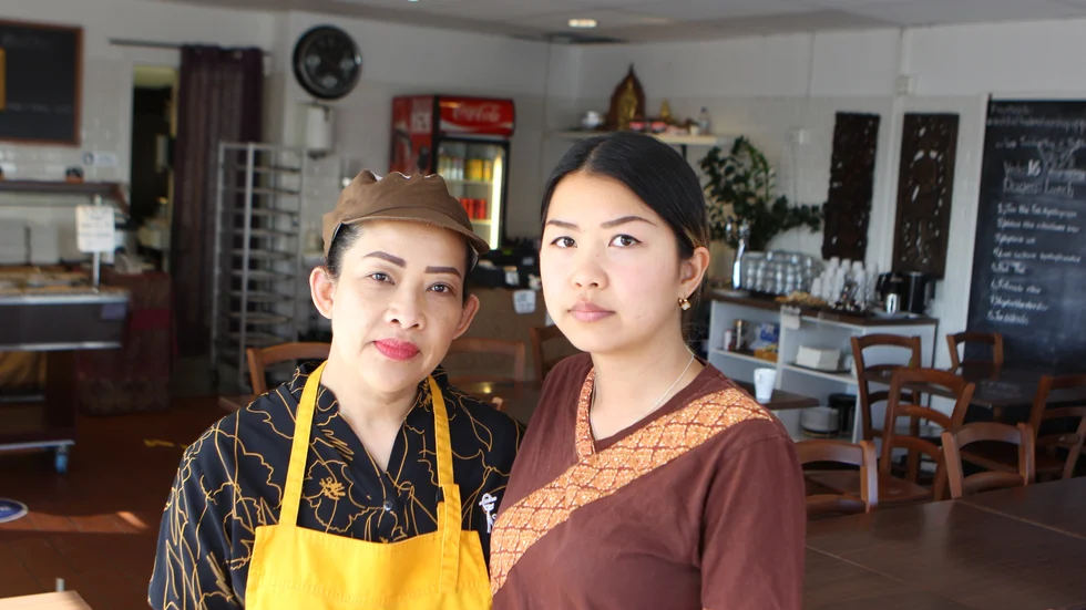 Watcharee Khochasit (mor) och Siripon Khui-iam (dotter) hade gärna velat driva Sukhothai vidare. Men det ekonomiska läget sätter stopp.