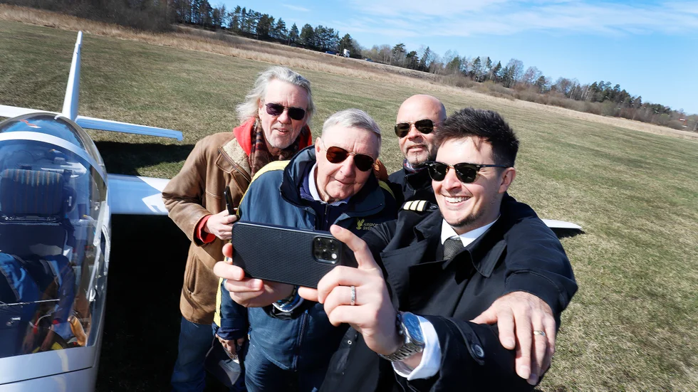 Världsmästaren i Aerobatics, Luca Bertossio, tar en gruppbild tillsammans med flygplanets tidigare ägare Lars Hagman, Pekka Havbrandt och Jyrki Laine innan avfärd.
