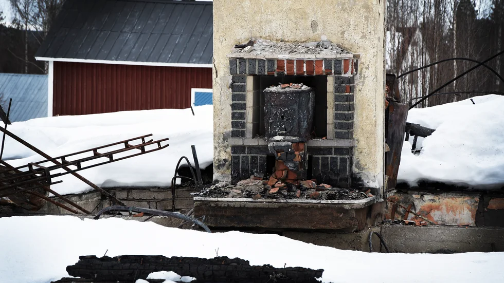 Några månader efter att huset brann ner skrev sig en brottsdömd man i södra Sverige på fastigheten i Skröven.