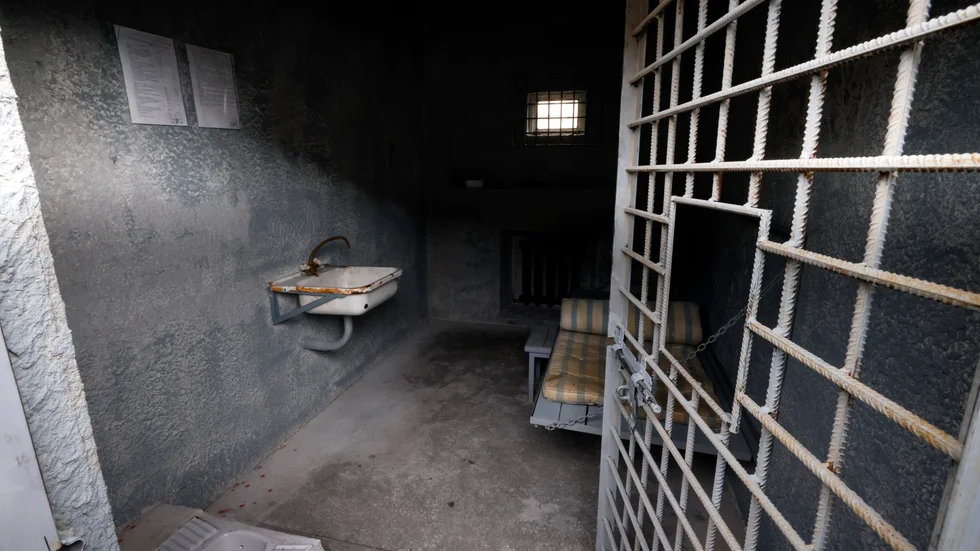 En kopia av Aleksej Navalnyjs cell i straffkolonin IK-2 i Pokrov. Kopian ställdes utanför Louvren i Paris för att demonstrera hur den ryske oppositionsledaren har det. Arkivbild.