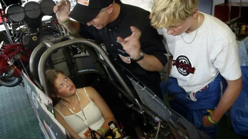 Mantorpstjejen Linda Johansson provsitter Mikael Kågereds dragster. Hon och lillebror Peter får några bra råd och tips av Mikael. Bild: JARL ASKLUND