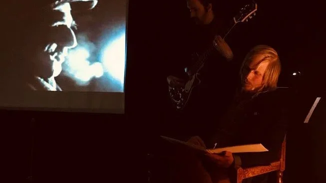 Poeten David Väyrynen framförde sin monolog "Minnet går" under festivalen "Farväl Focus" i Malmberget.