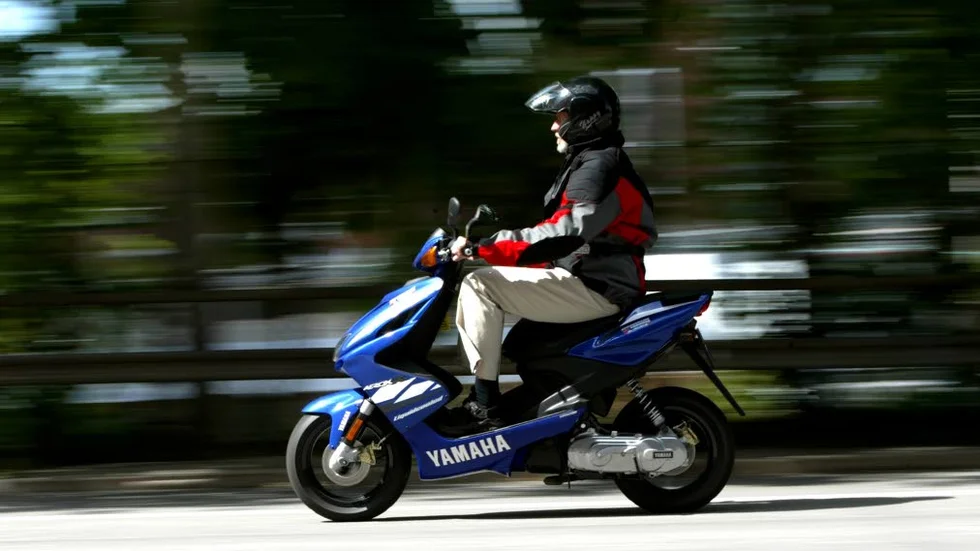 Användandet av hjälm vid mopedkörning minskar i Norrbotten.