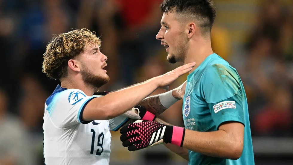 Harvey Elliott (till vänster) och James Trafford (till höger) firar finalsegern.