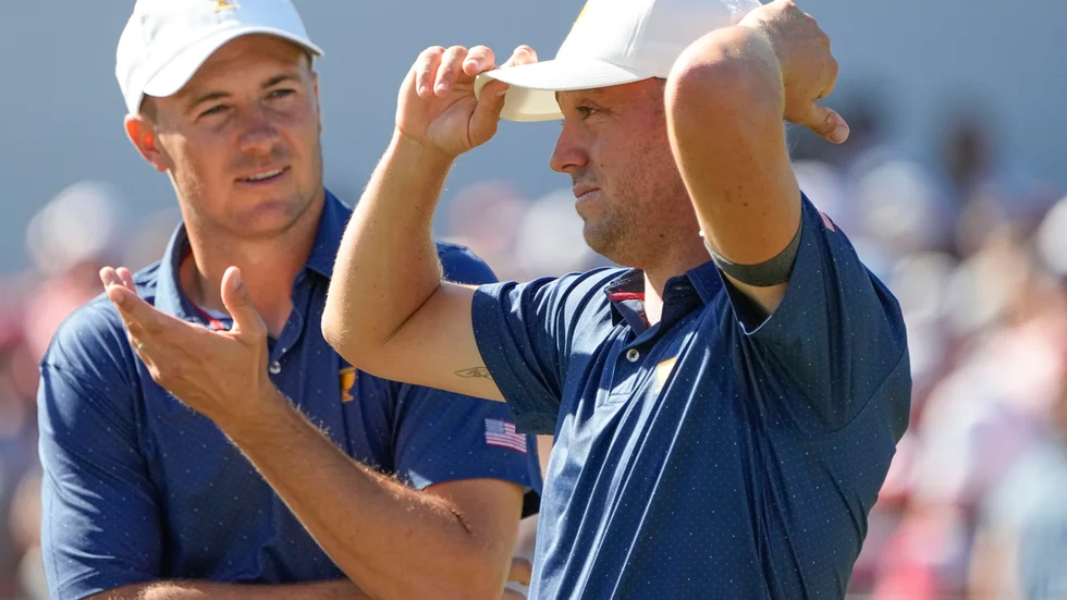 Nära vännerna och golfstjärnorna Jordan Spieth, t.v., och Justin Thomas, t.h., investerar i Leeds United. Arkivbild.