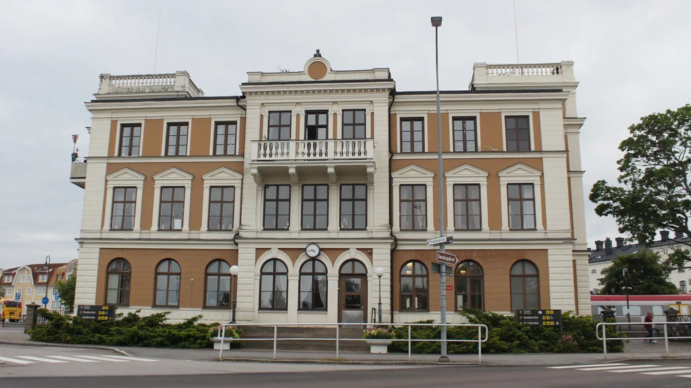 Sedan resecentrum stände har det blivit svårare för seniorer att ladda sina resekort, menar skribenten.